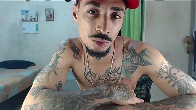 emiliano_hottt Webcam Show