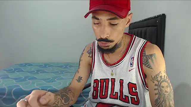 emiliano_hottt Show in webcam