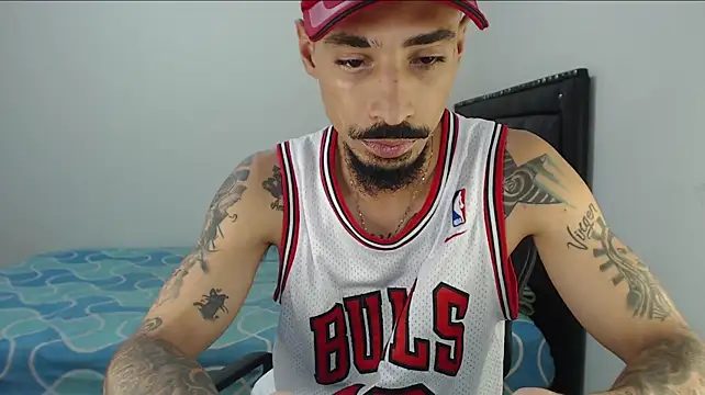 Pokazy przed kamerką – emiliano_hottt