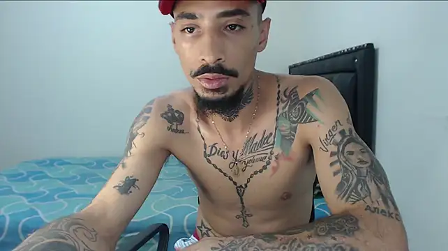 Pokazy przed kamerką – emiliano_hottt