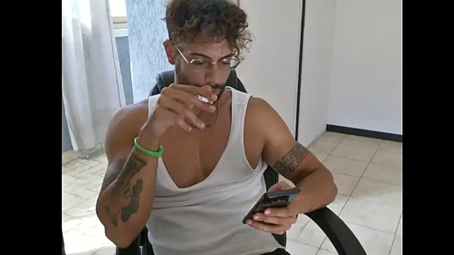 ItalianShadow Webcamshow