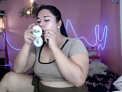 Show modela imTHICK_Rebbecca na web-kameri
