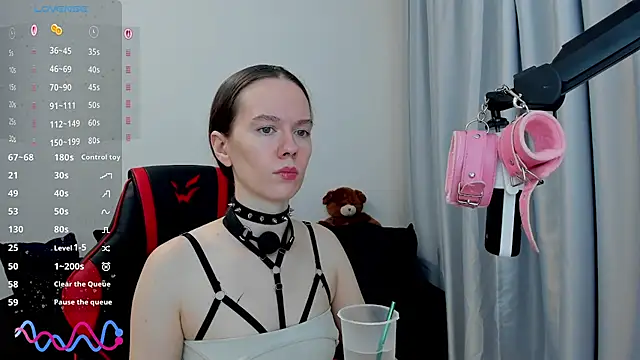 _velvet_whisper_: διαδικτυακό σόου στην κάμερα