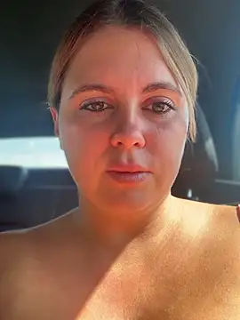 Samantha_official: διαδικτυακό σόου στην κάμερα
