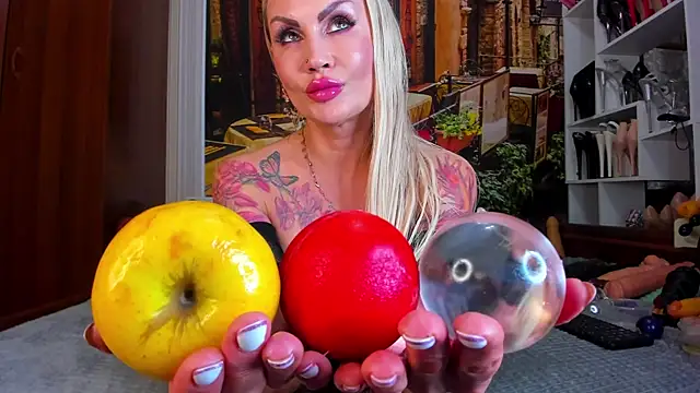 NikkaHOTx Show in webcam