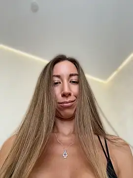 Show modela Eva_SweetCatt na web-kameri