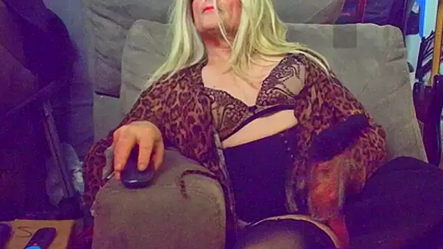 DoMeDoggyNow's Webcam Show