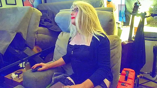 DoMeDoggyNow Show in webcam