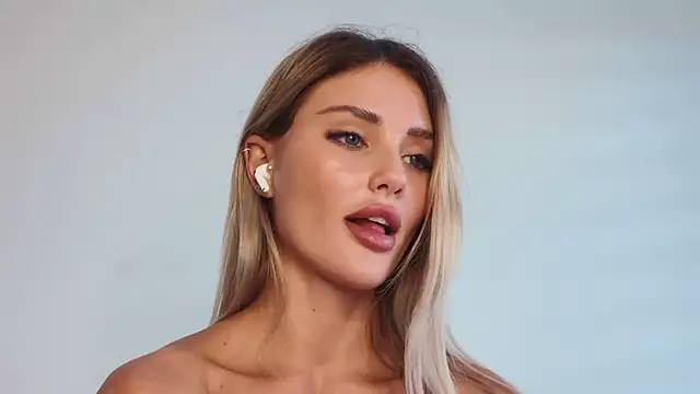 הופעת וובקאם של betty_xoxo