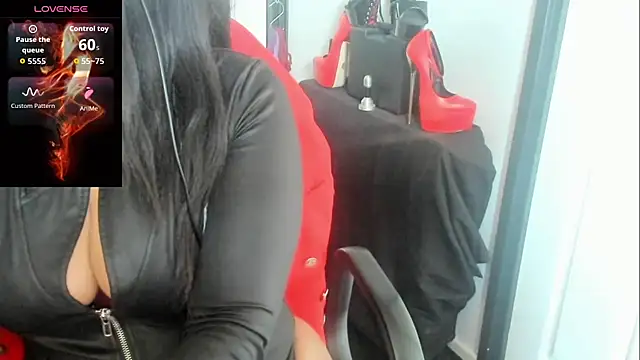 Goddess-Kimberley's Live XXX Chat