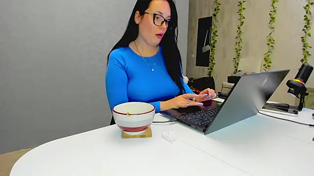 Yesss_Lilith Show in webcam