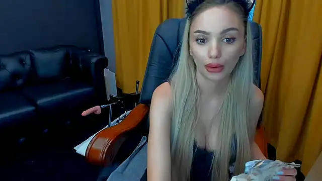 HaleySweet18 Adlı Modelin Canlı XXX Sohbeti