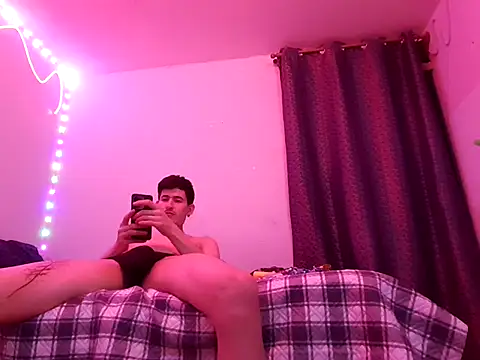 cheekyboyx Adlı Modelin Canlı XXX Sohbeti