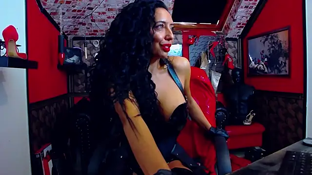دردشة DommeBellatrix الجنسية المباشرة