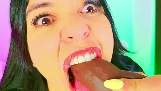 Show modela CharlootteEvans na web-kameri