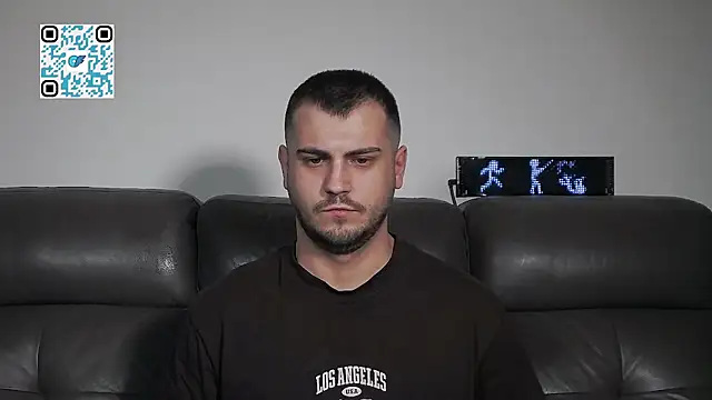 CrazyDom1: διαδικτυακό σόου στην κάμερα