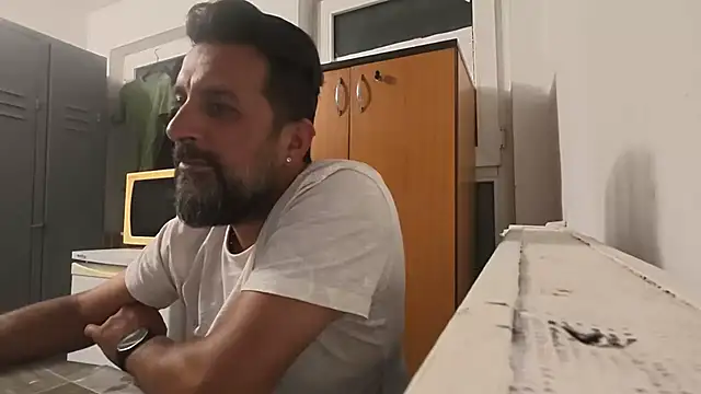 TARKAN1: διαδικτυακό σόου στην κάμερα