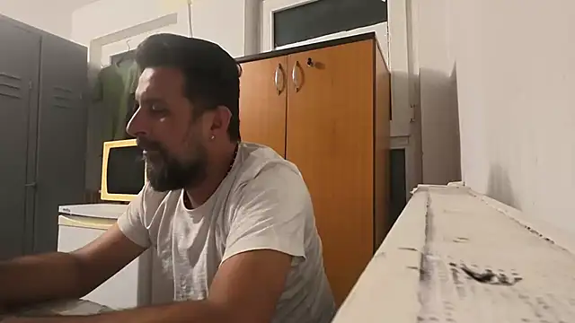 TARKAN1: διαδικτυακό σόου στην κάμερα