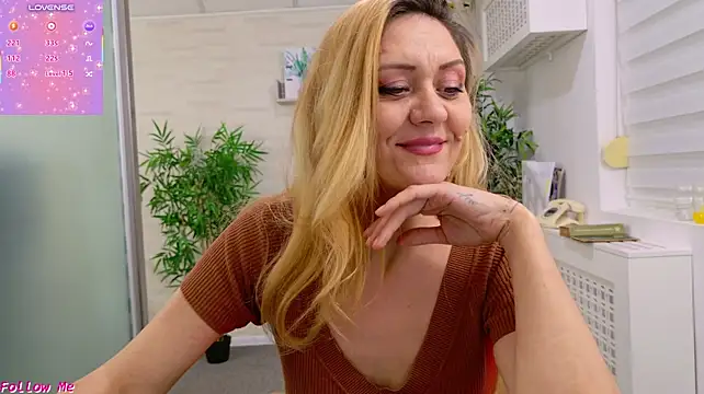 EllaMilf_'s Webcam Show