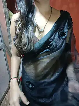 SHANAYA94: διαδικτυακό σόου στην κάμερα