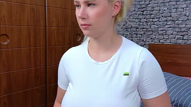 CuteBlondeMe's Live XXX Chat