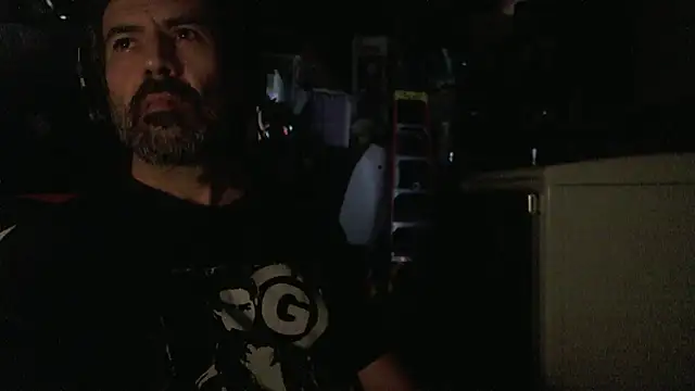 Anarchy_Burger: διαδικτυακό σόου στην κάμερα