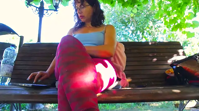 BigLabia_PublicPark Show Webcam