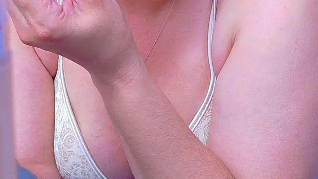 XXX chat uživo modela KarinaNoir