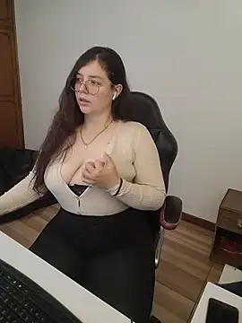 Chat +18 de kayortiiz ao vivo