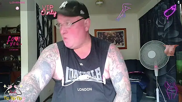 KINKYBLUEYES69's Live XXX Chat