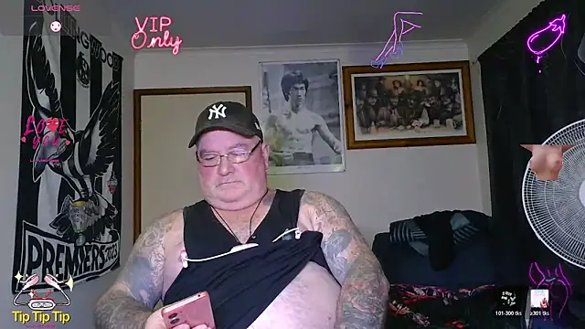 KINKYBLUEYES69 Show in webcam