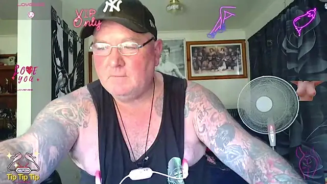 KINKYBLUEYES69: διαδικτυακό σόου στην κάμερα