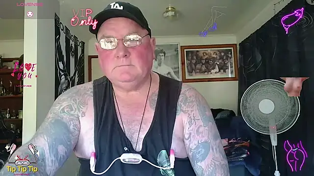KINKYBLUEYES69 Show in webcam