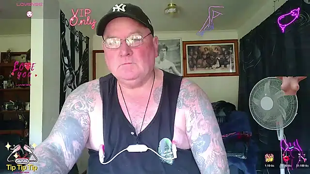 KINKYBLUEYES69: διαδικτυακό σόου στην κάμερα
