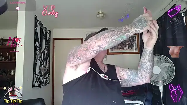 KINKYBLUEYES69 Show in webcam