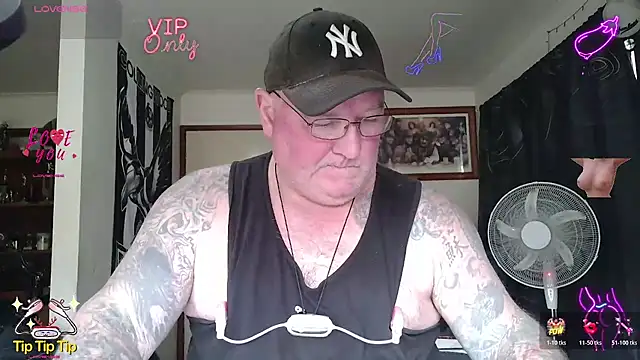 KINKYBLUEYES69 Show in webcam