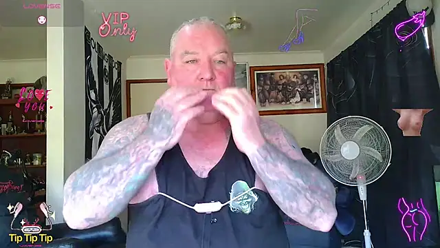 KINKYBLUEYES69 Show in webcam