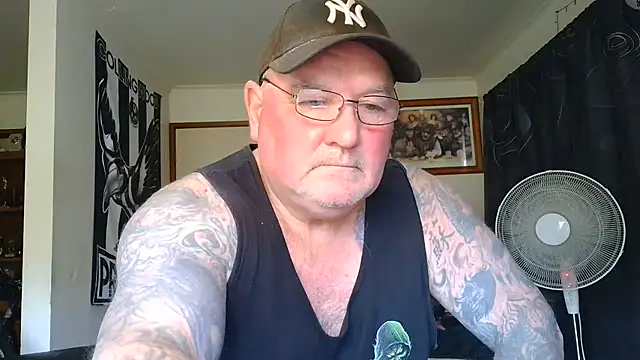 KINKYBLUEYES69 Show in webcam