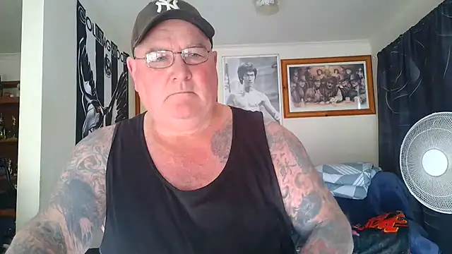KINKYBLUEYES69 Show in webcam