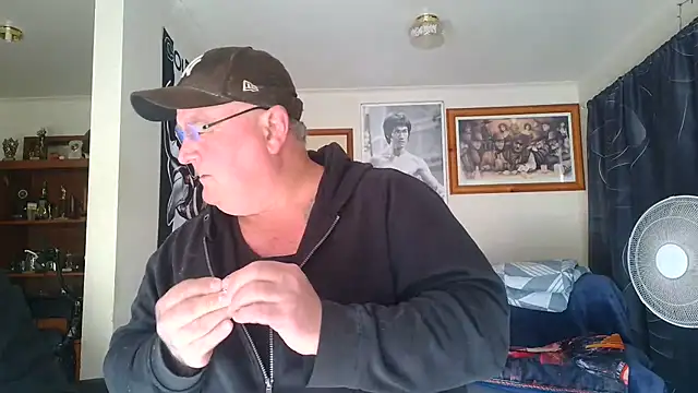 KINKYBLUEYES69 Show in webcam