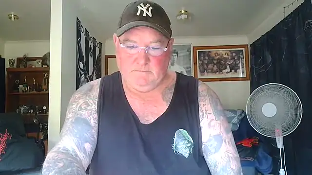 KINKYBLUEYES69 Show in webcam