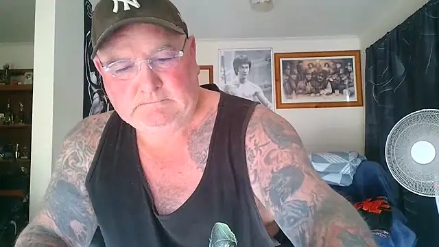 KINKYBLUEYES69 Show in webcam