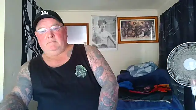 KINKYBLUEYES69's Webcam Show