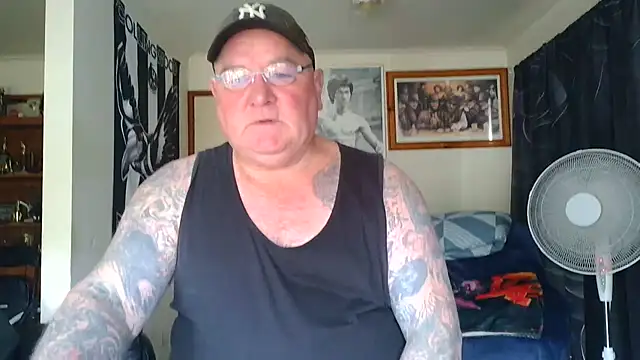 KINKYBLUEYES69 Show in webcam