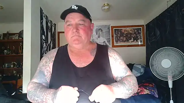 KINKYBLUEYES69 Show in webcam