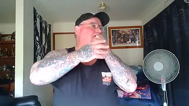KINKYBLUEYES69 Show in webcam