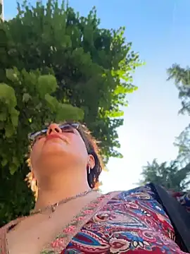 DaisyVibesss: διαδικτυακό σόου στην κάμερα