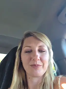 SheIsSomething webcam show