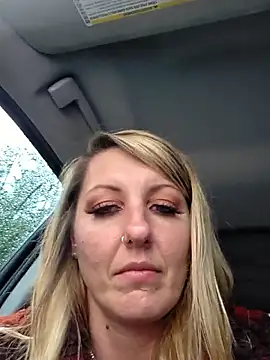 SheIsSomething webkamerás műsora