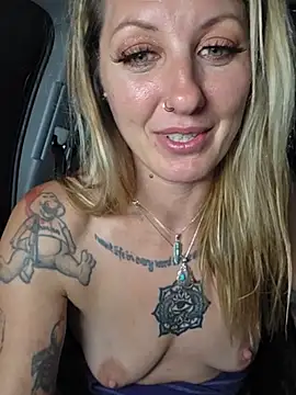 SheIsSomething webcam show